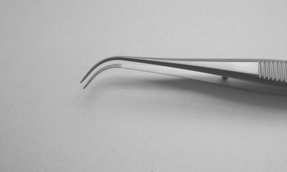 Pinceta okulistyczna odgięta, czubek 0,5 mm, dł. 100 mm