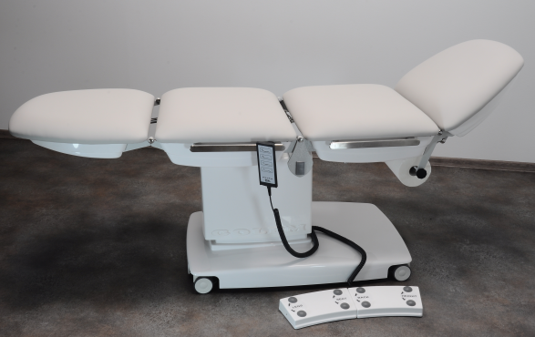 Stół zabiegowy GOLEM 4S, wielospecjalistyczny z podpórkami i kółkami